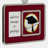 卒業キャップ&ディプロマ – 濃い赤の背景 シルバープレートフレームオーナメント (右)