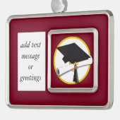 卒業キャップ&ディプロマ – 濃い赤の背景 シルバープレートフレームオーナメント (左)