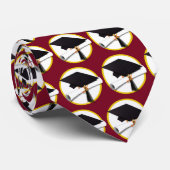 卒業キャップ&ディプロマ – 濃い赤の背景 ネクタイ (ロール)