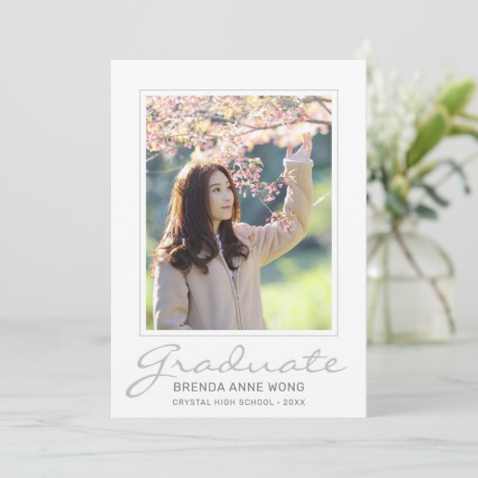 卒業グレイモダンスクリプトタイポグラフィ写真 案内状 (スタンド正面)