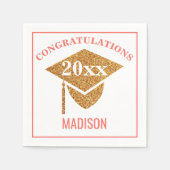 卒業コーラルピンク金ゴールドキャップおめでとう スタンダードカクテルナプキン (正面)