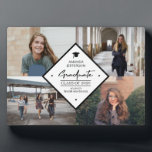 卒業スモダンクリプトエレガント4フォトコラージュp フォトプラーク<br><div class="desc">シックなクラシックブラックタイポグラフィススタイリッシュクリプト卒業エレガント4フォトパーソナライズされた・グリッドの記念碑。 簡単とカスタマイズお使いの詳細と4枚のカスタム画像で! 特定のもし色または組み合わせが必要な場合は、下のボタンを介してデザイナーにメッセージを送信する!</div>