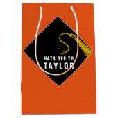 卒業パーソナライズされたオレンジミディアム抱き枕 ミディアムペーパーバッグ (正面)