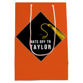 卒業パーソナライズされたオレンジミディアム抱き枕 ミディアムペーパーバッグ (裏面)