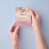 卒業パーティーのピンクローズ金ゴールド予算の招待 チラシ (手)