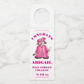 卒業ピンクの卒業式キャップガウンおめでとう ボトルネックタグ (正面)