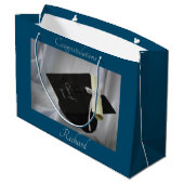 卒業ブルーキャップ&ディプロマパーソナライズされた ラージペーパーバッグ (裏面アングル)