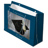 卒業ブルーキャップ&ディプロマパーソナライズされた ラージペーパーバッグ (正面アングル)