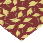 卒業マルーンと金ゴールドキャップin the Air テーブルクロス (アングル)