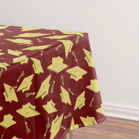 卒業マルーンと金ゴールドキャップin the Air テーブルクロス (インサイチュ)