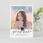 卒業モダン写真ブラックスクリプトキャップ付き白 案内状 (スタンド正面)