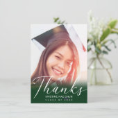 卒業モダン白いスクリプトのフォトグリーン サンキューカード (スタンド正面)