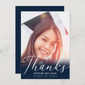 卒業モダン白スクリプトのフォトブルー サンキューカード (正面/裏面)