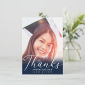 卒業モダン白スクリプトのフォトブルー サンキューカード (スタンド正面)