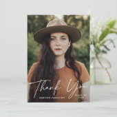 卒業モダン白スクリプト写真卒業 サンキューカード (スタンド正面)