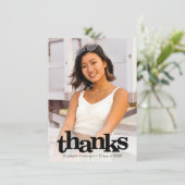 卒業写真はっきりしたモダンシンプルタイポグラフィ サンキューカード (スタンド正面)