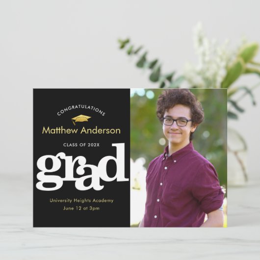 卒業写真はっきりしたモダンタイポグラフィ黒金ゴールド 案内状 (スタンド正面)