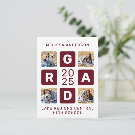 卒業写真コラージュバーガンディユニーク卒業 インビテーションポストカード (スタンド正面)