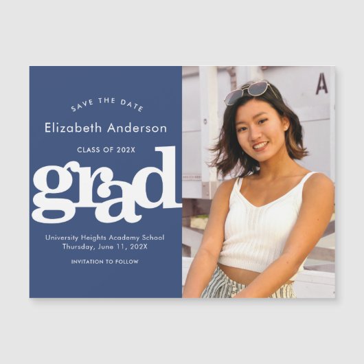 卒業写真ネイビーはっきりした日付の保存モダン マグネット招待状 (正面)