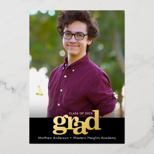 卒業写真ブラックはっきりしたタイポグラフィ実在金ゴールド 箔招待状 (正面)