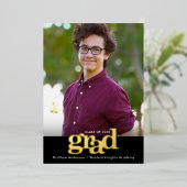 卒業写真ブラックはっきりしたタイポグラフィ実在金ゴールド 箔招待状 (立ち正面)