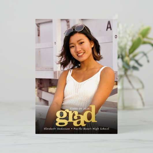 卒業写真モダンはっきりしたタイポグラフィ実在金ゴールド 箔招待状 (立ち正面)