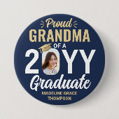 卒業写真誇りを持ったおばあちゃんネイビーブルーと金ゴールド 缶バッジ (正面)