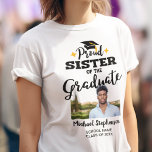 卒業写真誇りを持った名の姉妹 Tシャツ<br><div class="desc">お兄祝様の卒業は、このTシャツを使用して卒業しますモダン。このTシャツは黒いフォントで誇りを持った「卒業の姉妹」のキャプションを備え、金のタッセル付きのグラッドキャップとコンテンポラリーして表示されます。本Tカスタマイズシャツは卒業生の写真、卒業年、学名のテンプレート欄を編集して簡単に編集できる。このTシャツは、家族のコーディネートが多い「卒業家族マッチングTシャツ」の一部だ。</div>