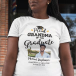 卒業写真誇りを持った名Tシャツのおばあちゃん Tシャツ<br><div class="desc">お孫さま祝や孫さまの卒業は、このtシャツを使用して卒業しますモダン。このtシャツは黒いフォントで誇りを持った飾「卒業生のおばあちゃん」のキャプションを含み、ゴールデンのタッセル付きのグラードキャップとコンテンポラリー。本Tカスタマイズシャツは卒業生の写真、卒業年、学名のテンプレート欄を編集して簡単に編集できる。このTシャツは、家族のコーディネートが多い「卒業家族マッチングTシャツ」の一部だ。その他のリクエスト、パーソナライズ、色の変カスタム更またはの注文に関して感じは連絡、acherryonthecake@hotmail.comで無料でご連絡ください(1-2の作業日を許可してください)。</div>
