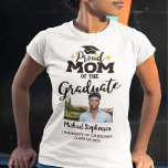 卒業写真誇りを持った名Tシャツの母 Tシャツ<br><div class="desc">祝モダン2012年12月20日に飾2012年12月22日に卒業したTシャツは、黒いフォントで誇りを持ったMOM of the Graduateのキャプションを取り上げ、ゴールデンのタッセルとグラッドキャップでコンテンポラリーす。本Tカスタマイズシャツは卒業生の写真、卒業年、学名のテンプレート欄を編集して簡単に編集できる。このTシャツは、家族のコーディネートが多い「卒業家族マッチングTシャツ」の一部だ。</div>