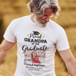 卒業写真誇りを持った名Tシャツの祖父 Tシャツ<br><div class="desc">お孫さま祝や孫さまの卒業は、このTシャツでモダンは黒いフォントで誇りを持った飾GRANDPA of the Graduateのキャプションを取り上げコンテンポラリー、ゴールデンのタッセルとグラッドキャップを持つ。本Tカスタマイズシャツは卒業生の写真、卒業年、学名のテンプレート欄を編集して簡単に編集できる。このTシャツは、家族のコーディネートが多い「卒業家族マッチングTシャツ」の一部だ。</div>