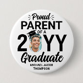 卒業写真 自慢の親 現代のモノクロ ブラック&ホワイト 缶バッジ (正面)