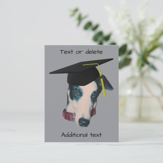 卒業帽をかぶったグレーハウンドの面白い犬のパーソナライズ済み 案内ポストカード (スタンド正面)