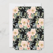 卒業帽、花、黒の背景にローズ ブラック卒業 招待状 (裏面)