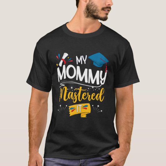卒業式で母がマスターおもしろいし誇りを持ったた Tシャツ (正面)