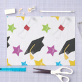 卒業式のキャップと卒業証書を出した 薄葉紙 (クラフト)