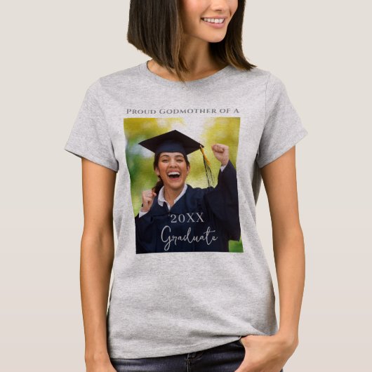 卒業式の写真にぴったりな誇り溢れるおばあちゃんTシャツ Tシャツ (正面)