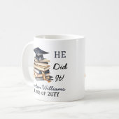 卒業式の帽子と本の卒業式 コーヒーマグカップ (正面左)