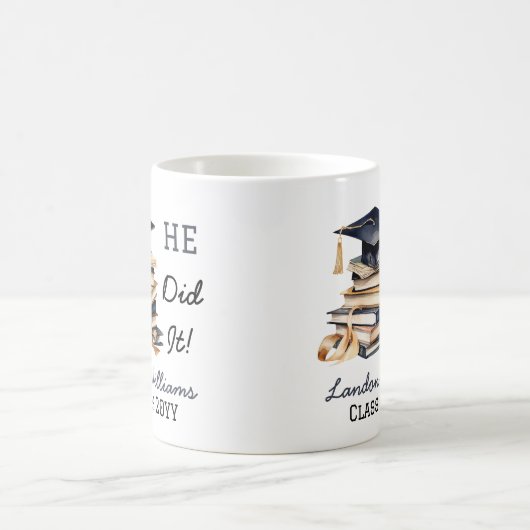 卒業式の帽子と本の卒業式 コーヒーマグカップ (中央)