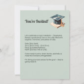 卒業式の招待状を持った喜びの卒業生 招待状 (裏面)