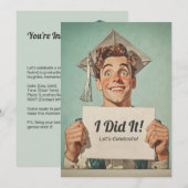 卒業式の招待状を持った喜びの卒業生 招待状 (正面/裏面)