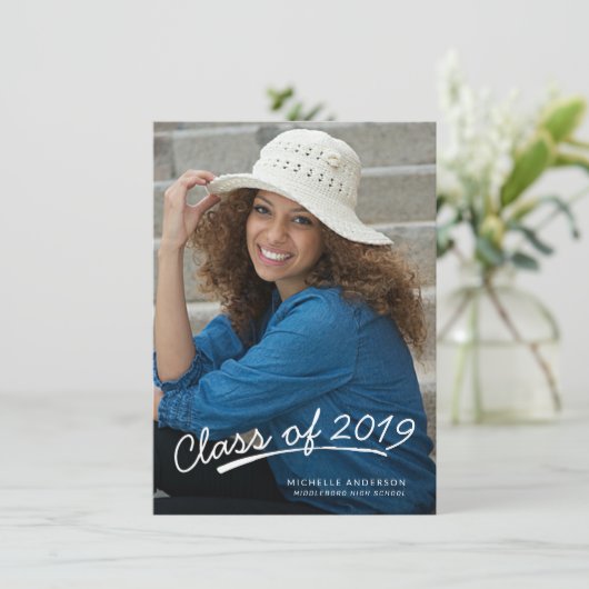 卒業式カジュアルの白いスクリプト写真の発表 案内状 (スタンド正面)