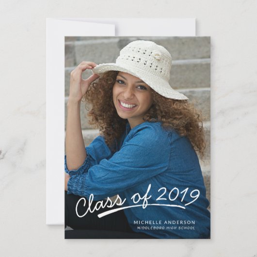 卒業式カジュアルの白いスクリプト写真の発表 案内状 (正面)