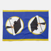 卒業式キャップ（ディプロマ付き） – 濃い青の背景 キッチンタオル (横)