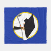 卒業式キャップ(ディプロマ付き) – 濃い青の背景 フリースブランケット (正面(横))