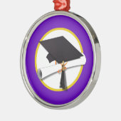 卒業式キャップ（ディプロマ付き） – 紫の背景 メタルオーナメント (左)