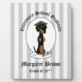 卒業式ダシュント犬（黒とタン）かわいい フォトプラーク (正面)