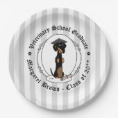 卒業式ダシュント犬（黒とタン）かわいい ペーパープレート (正面)
