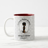 卒業式ダックスシュント（黒とタン） – かわいい犬 ツートーンマグカップ (左)