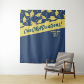 卒業式パーティフォトブースブルー金ゴールドモルタルボード タペストリー (インサイチュ)